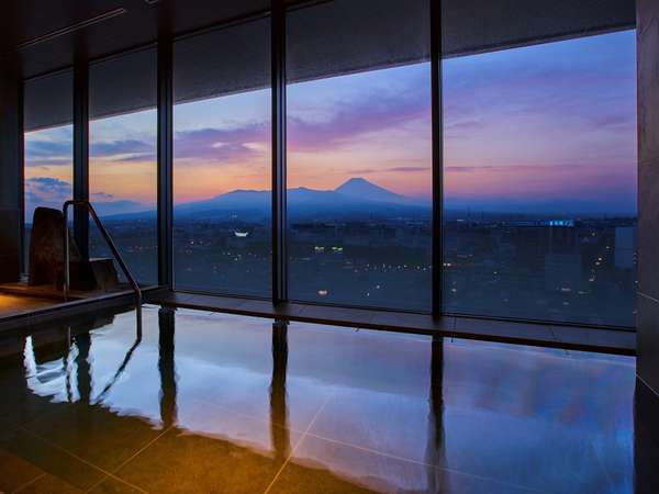 富士山を一望できる自慢の展望風呂