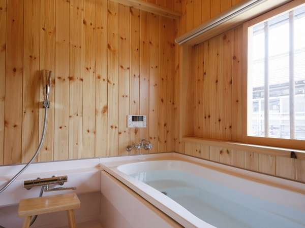 【紅緋】お風呂お風呂はゆったりとしたサイズで、そこにはレインシャワーを設けております。