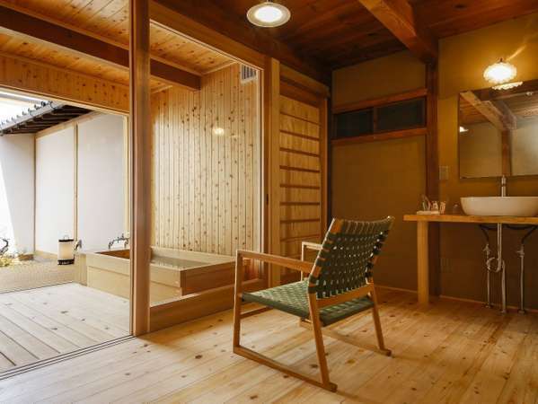 【躑躅 】檜風呂このお部屋だけの平庭を湯浴みを楽しみながら眺めるのがお薦めです。