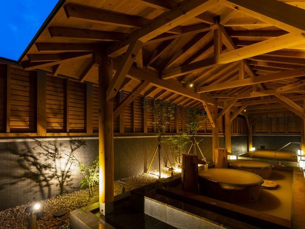 赤湯が特徴の源泉かけ流し温泉「海神の湯」情緒ある日本庭園風で落ち着いた雰囲気を醸し出す露天風呂。
