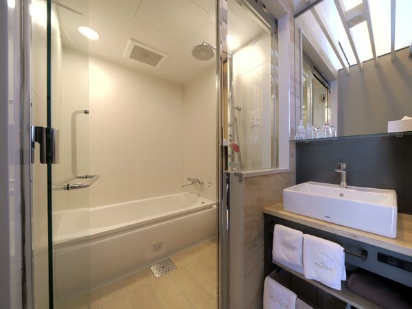 最上階バスルーム（1416サイズ）。バスタブ、シャワー（オーバーヘッド・ボディシャワー）、洗い場を完備。
