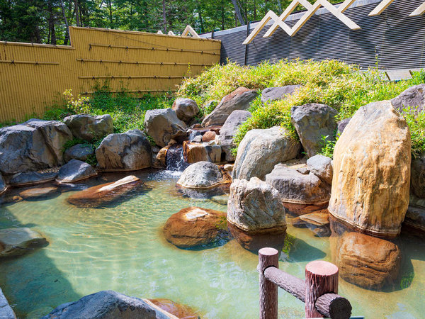森に囲まれた温泉露天風呂は、四季折々様々な趣を味わえます
