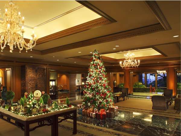 クリスマスのホテルロビー