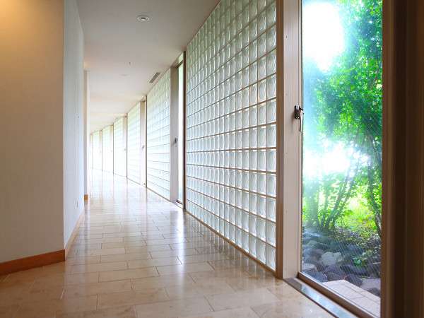 ◆優しい光が注ぐ、ツインルームAタイプのある３階の廊下。