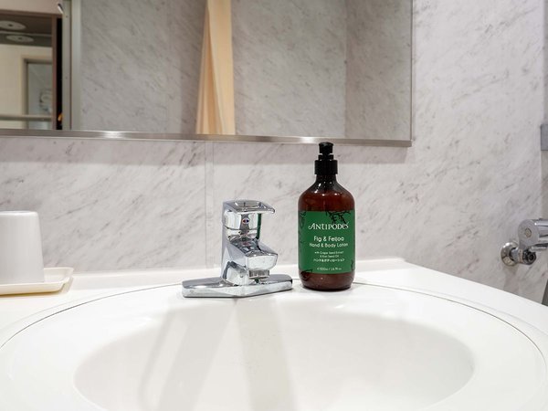 �y���j���[�A���q���z�A���j�e�B