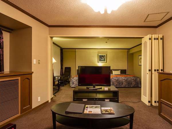 【サロンツイン】160cmサイズのダブルベッドを2台設置したリビングルーム付きのお部屋。