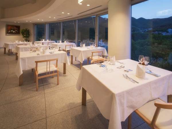 【山景を眺めるメインレストラン】美しい山々の景色を眺めながら、贅沢で特別なご夕食を。