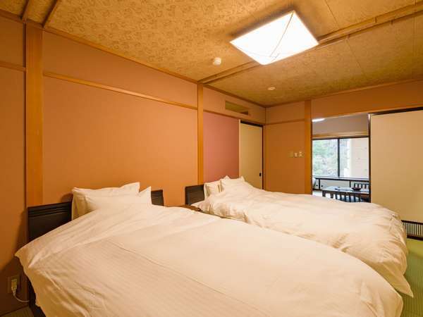 【半露天風呂付特別客室】シモンズ製のセミダブルベッドを２台備えた寝室