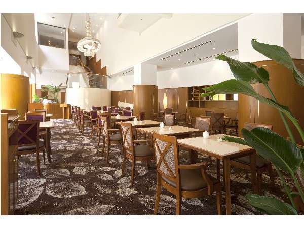 【１階レストラン】The Lounge開放感のある吹き抜けと自然光の入る明るい雰囲気。席数：50席