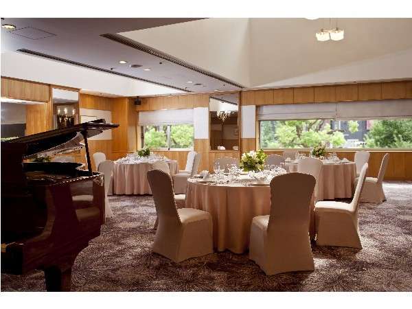 【宴会場】Cypress room　自然光の入る邸宅風の会場立食：90名　着席：77名　スクール：90名
