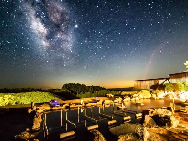夜は360度の天然プラネタリウム温泉！黒川温泉の美しい夜空をお楽しみください。