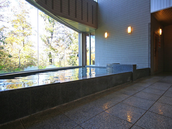【大浴場-男湯-】四季折々の景色を目の前に、ゆったりお寛ぎください