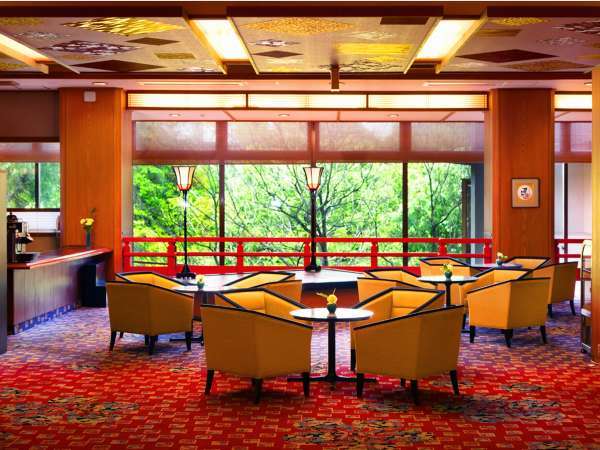 ���r�[���E���W����͎R������̔������k�J����O�ɂЂ낪��܂��B