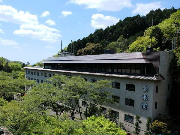 【施設外観】国定公園内のふも、と2万坪の広大な敷地にひっそり佇む名古屋の奥座敷とも呼ばれる猿投温泉。