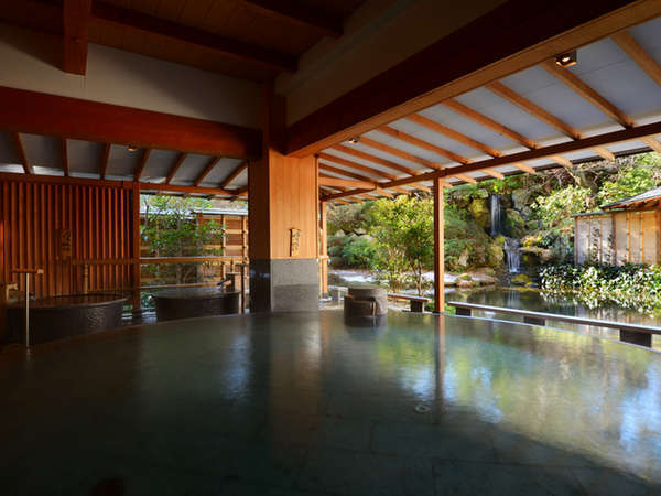 日本庭園と滝を眺めながら寛げる水心鏡『満月風呂』