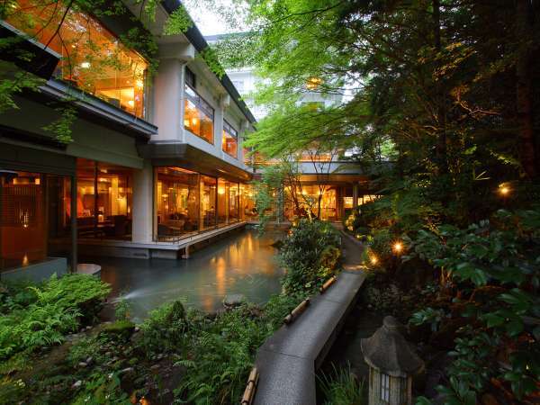 美しく幻想的な日本庭園
