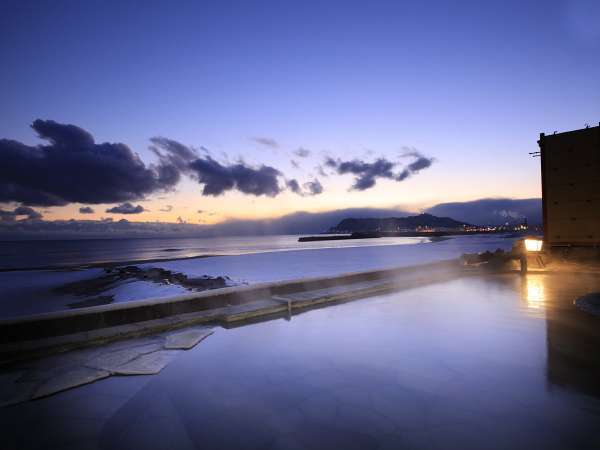 【男性大浴場露天風呂】　目の前に広がる海岸線と函館山の絶景