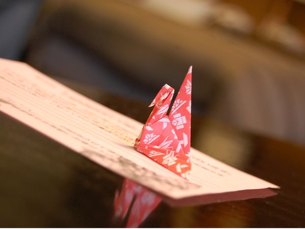 画像(【折り鶴を添えています】客室にスタッフからのメッセージと折鶴をご用意。折鶴はお土産にも♪)