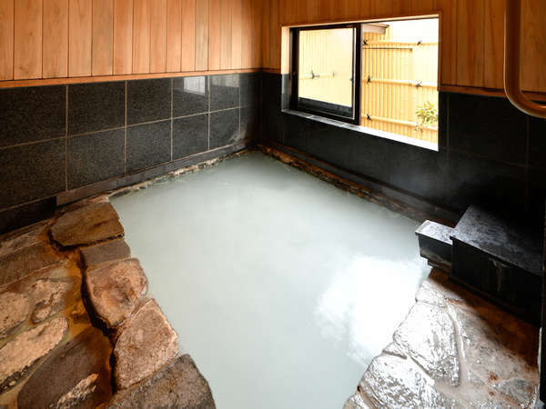 「永楽の湯」無料貸切風呂（岩風呂）利用時間40分。源泉【地蔵の湯】は宿のすぐ隣から噴出。