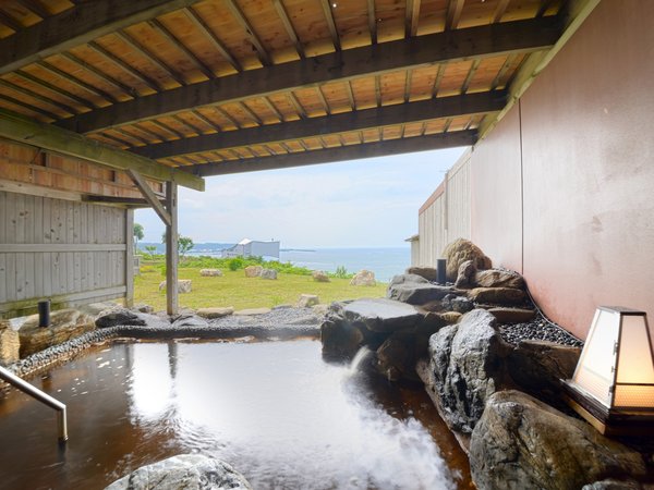 日本海の絶景に面した和風露天風呂