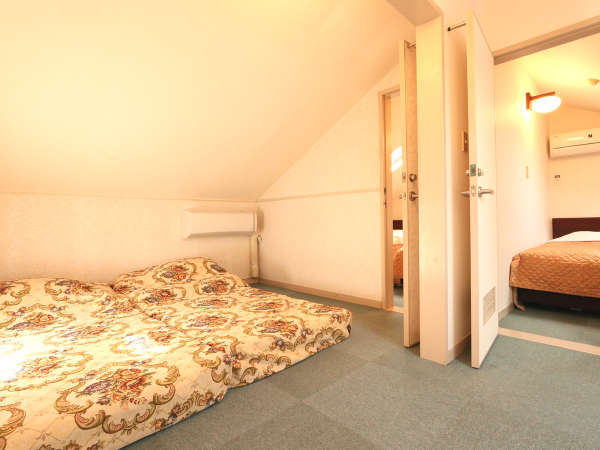 ２階客室「秘密基地」◆階段を上がった２階部分の各部屋にはツインベッドがあります