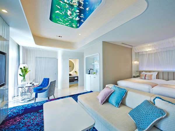 【プレミアムパレス】最上階の角部屋に位置し、深海の宮殿をイメージしたホテルで最も広い客室。