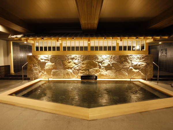＜天然温泉　華楽（かぐら）の湯＞　檜風呂　樹木の温もりを感じさせる和みの湯。朝風呂は６時～オープン。