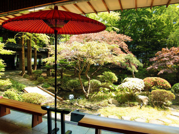 四季折々の自然をみせる、日本庭園。