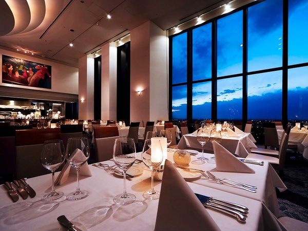 【レストラン】19階「RPR」眼下に広がる眺望とアート感あふれるインテリアが魅力。ご記念日に最適。
