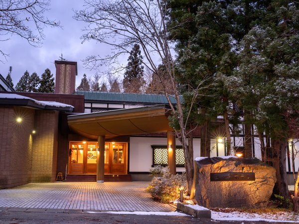 �t�H���X�g���]�[�g�@�R�̎�z�e���F�Î�ɕ�܂ꂽ�X�ɘȂޏh