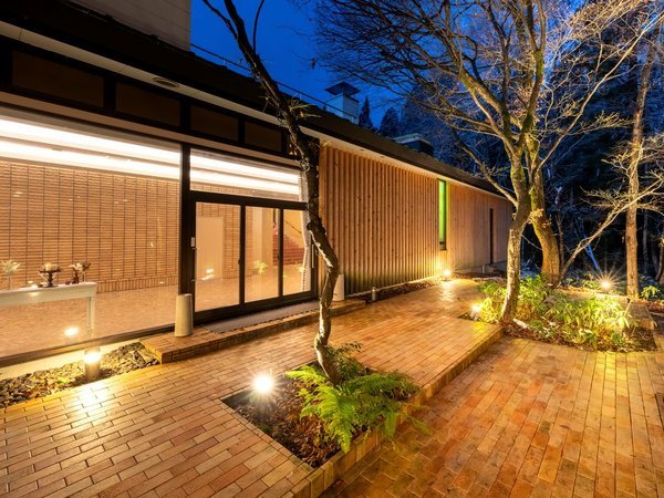 �t�H���X�g���]�[�g�@�R�̎�z�e���F���ԑтɂ���Ď�ς�钆��