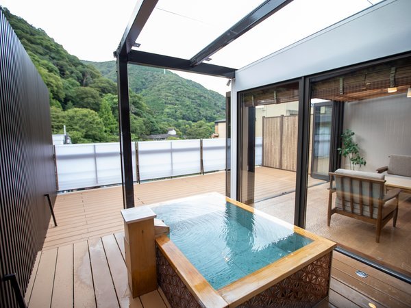 【特別室】湯坂山を一望できる客室露天風呂