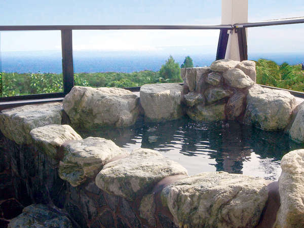 客室露天風呂一例（岩）。風情ある岩造りの湯船でのんびり温泉三昧！（2階デラックスダブル）