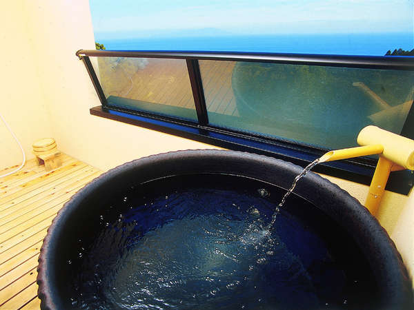 客室露天風呂一例（陶器）。伊豆の自然感じながら温泉浴をお楽しみください。（陶器風呂・2階客室）