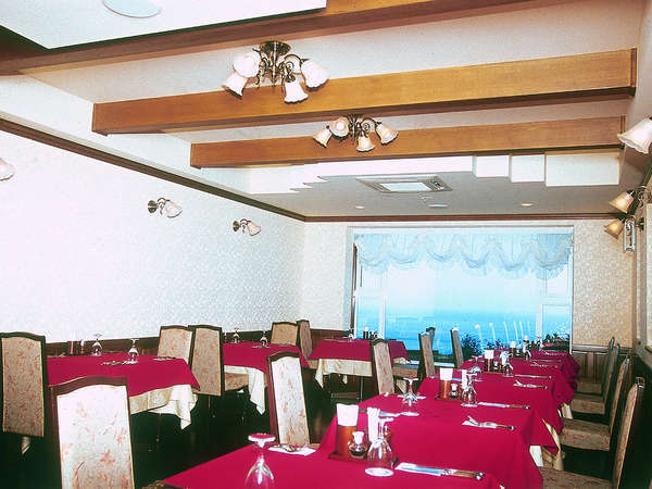 レストラン一例。海を望むレストランは１階にございます。