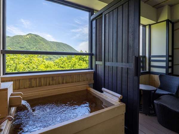 檜の温泉客室露天風呂庭側のお部屋からは鮮やかな新緑をお愉しみいただけます。