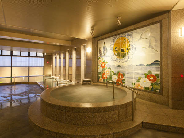 2020年7月リニューアルオープンの大浴場！瀬戸内の海をバックに道後温泉伝説を描いた砥部焼のタイル壁画