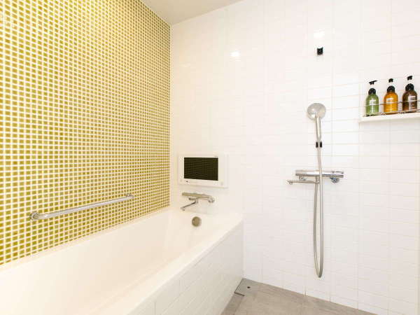 【デラックスツイン】洗い場付きのバスルーム。バスタブでお湯を貯めてゆったり♪小型液晶TVも完備！