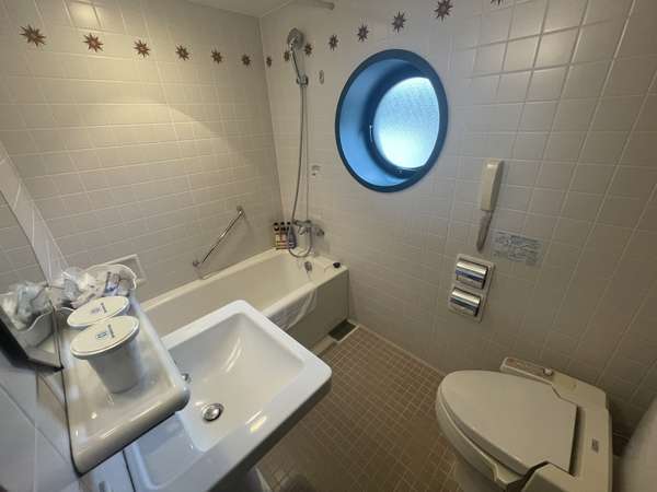 バスルーム（デラックスコーナーツイン）丸い窓がかわいいゆったり広めのサイズ