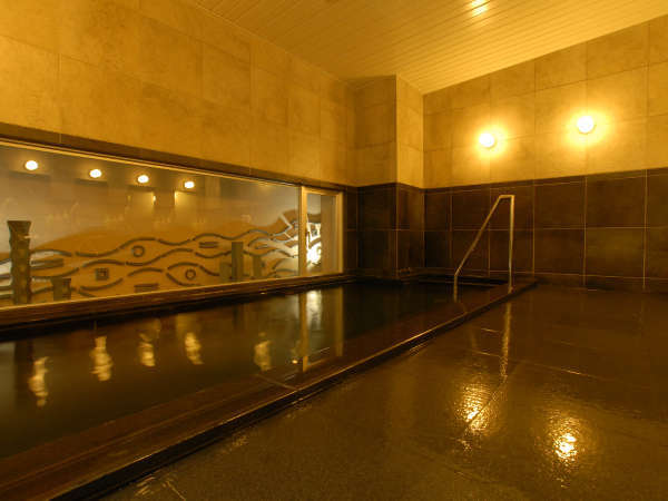 [男女別大浴場]　ご利用時間　16:00～24:00、6:30～9：00　写真は男湯になります。