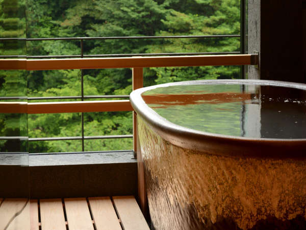 【露天風呂付き和室 12帖】 お風呂からは、眼下に流れる「滝川」や山々の自然をご覧いただけます。 