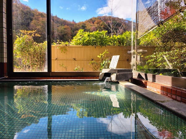 【旅館本田屋】お風呂から紅葉が楽しめる！美しい山と清流に囲まれた温泉旅館
