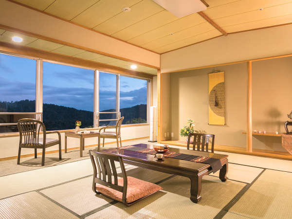和室10畳☆窓の外の景色はどこまでも続き、眺めるだけで気分が安らぐ♪優しい風景が広がります
