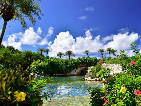【シギラ黄金温泉(リゾート内)/ジャングルプール】みんなで楽しめる水着で入るジャングルプールです