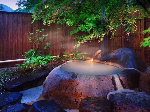 【大浴場／露天風呂・お釜の湯】蔵王石をくりぬいた湯船は、蔵王のシンボルお釜を模して造ったもの