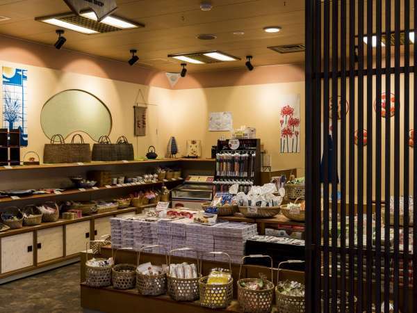【売店】館内売店には人気のお菓子屋や銘酒、工芸品など、山形ならではの逸品を種類豊富にご用意