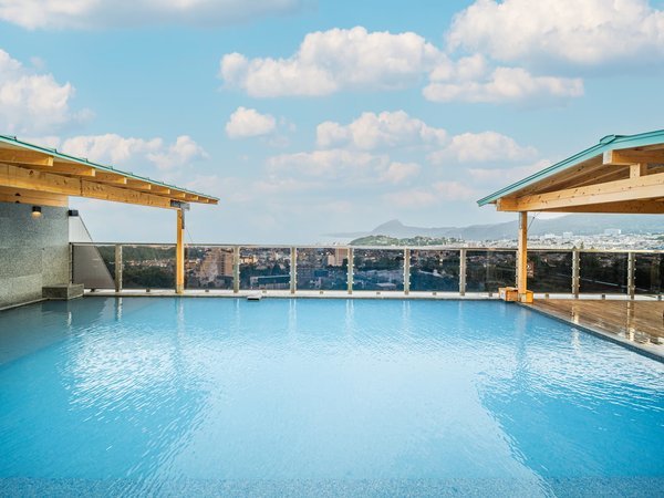 �y�P�T���z�嗁��^�_��̐�(���V��≷�x�ɂ���ĐF���ω����܂��B)