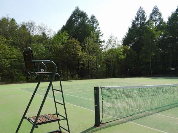 澄んだ空気の中、みんなでテニス