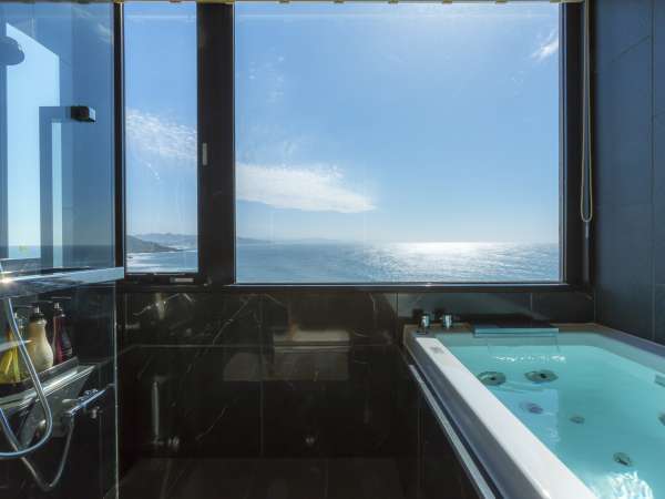 【302・天海】2019年4月にリニューアルの新展望風呂（客室風呂）でゆったりと日本海を望む。