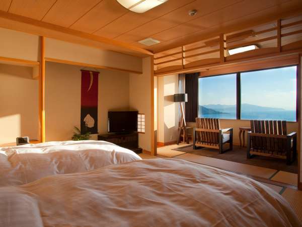 【最上階特別室「天海」】オーシャンビューの絶景と、寝心地抜群のシモンズ製のセミダブルベッドの客室。
